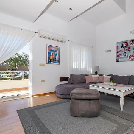 Villa Danijela - Penthouse Apartment Makarska