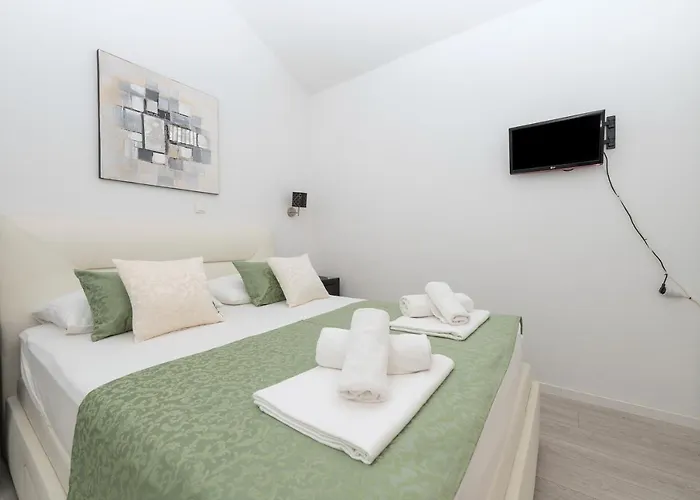 Penthouse Danijela With Jacuzzi * מאקרסקה