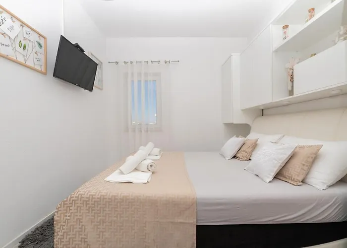 Penthouse Danijela With Jacuzzi Daire *