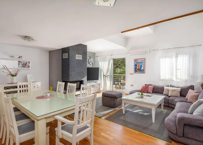 Penthouse Danijela With Jacuzzi דירה