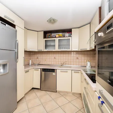 Penthouse Danijela With Jacuzzi דירה