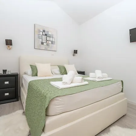 Penthouse Danijela With Jacuzzi דירה מאקרסקה