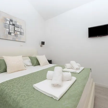 Penthouse Danijela With Jacuzzi * מאקרסקה