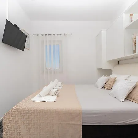 Penthouse Danijela With Jacuzzi דירה *