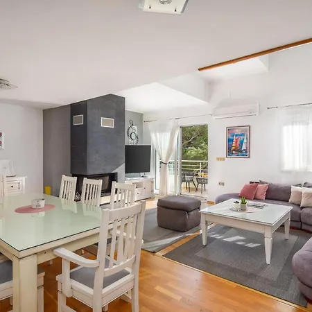 Penthouse Danijela With Jacuzzi דירה